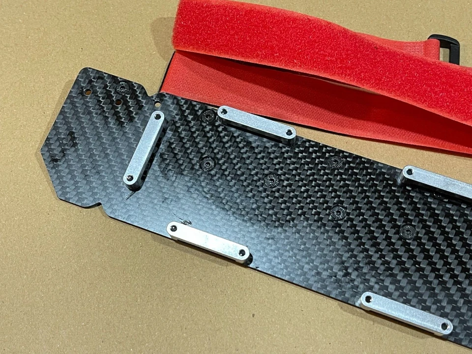 Bandeja de batería de fibra de carbono BANDEJAS DE BATERÍA PARA Arrma Typhon 6s BLX Foto 2 de 4