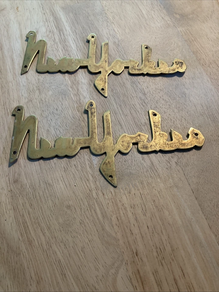 RARO AÑOS 60? MCM CHRYSLER NEW YORKER EMBLEMA ESCRITURA OEM MOPAR VINTAGE PAR DE LATÓN Foto 2 de 4