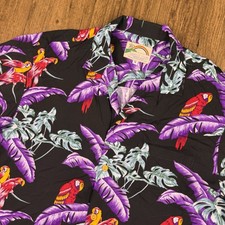 Camicia Paradise Found Uomo M Nera Viola Uccellino della Giungla Pappagallo Magnum PI Hawaiana