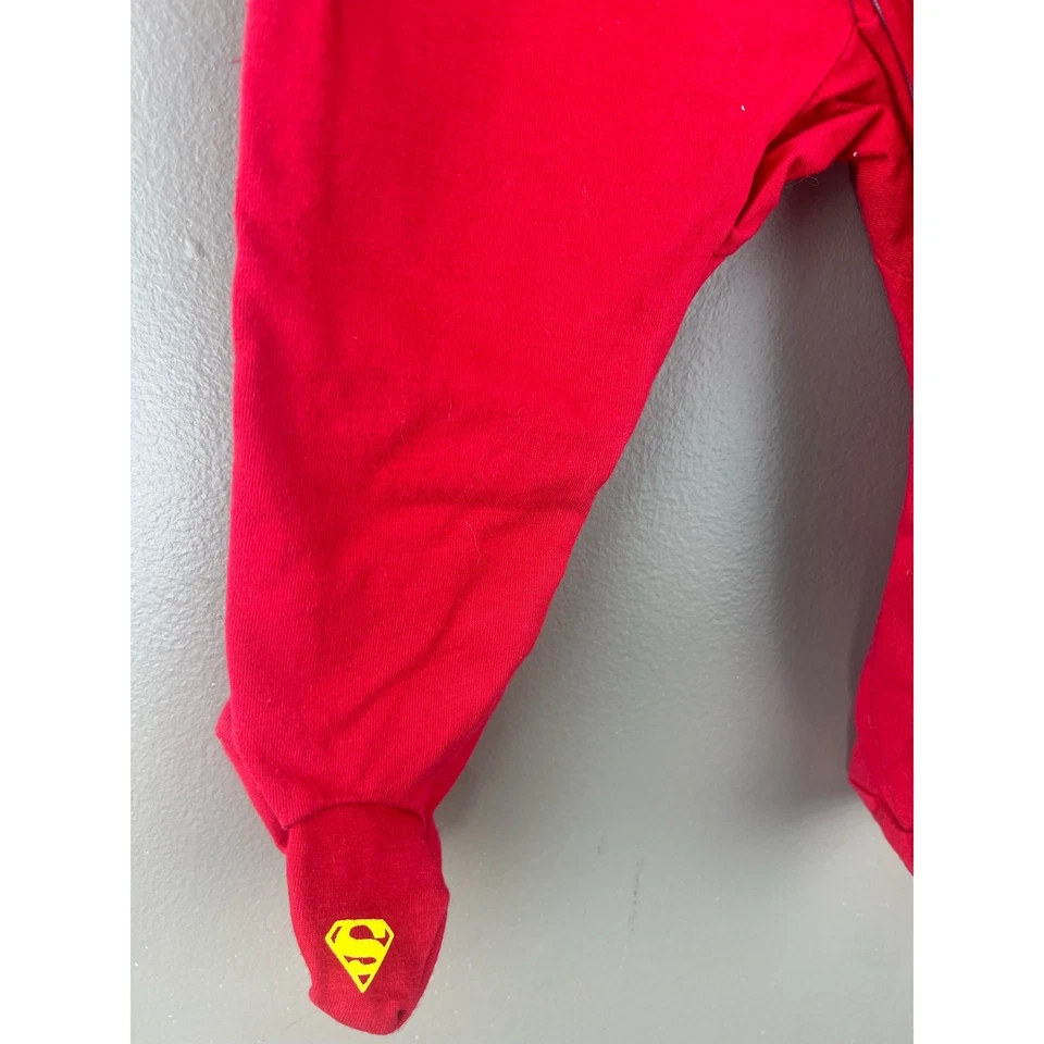 DC Superman Infantil Pie con Capa Extraíble con Cremallera Frontal para Fácil Acceso al Pañal Foto 3 de 4