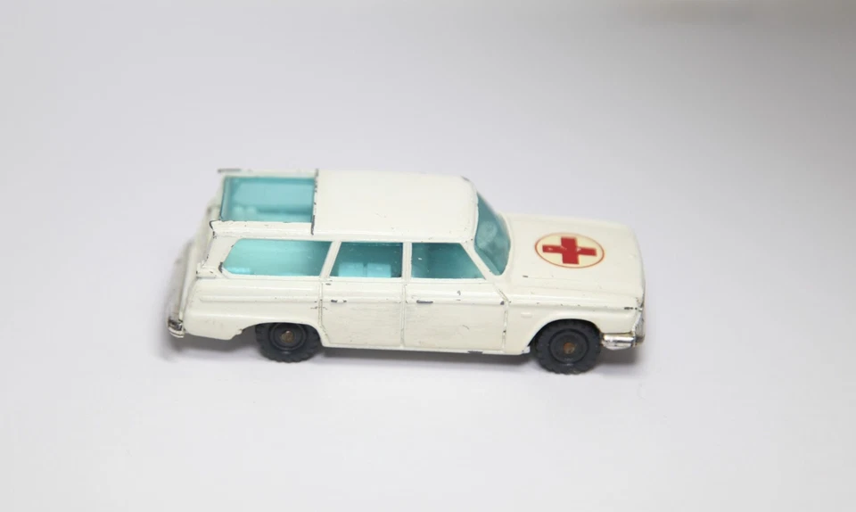 Ambulancia Husky Studebaker Wagonaire - Buen modelo original vintage años 60 Foto 3 de 4