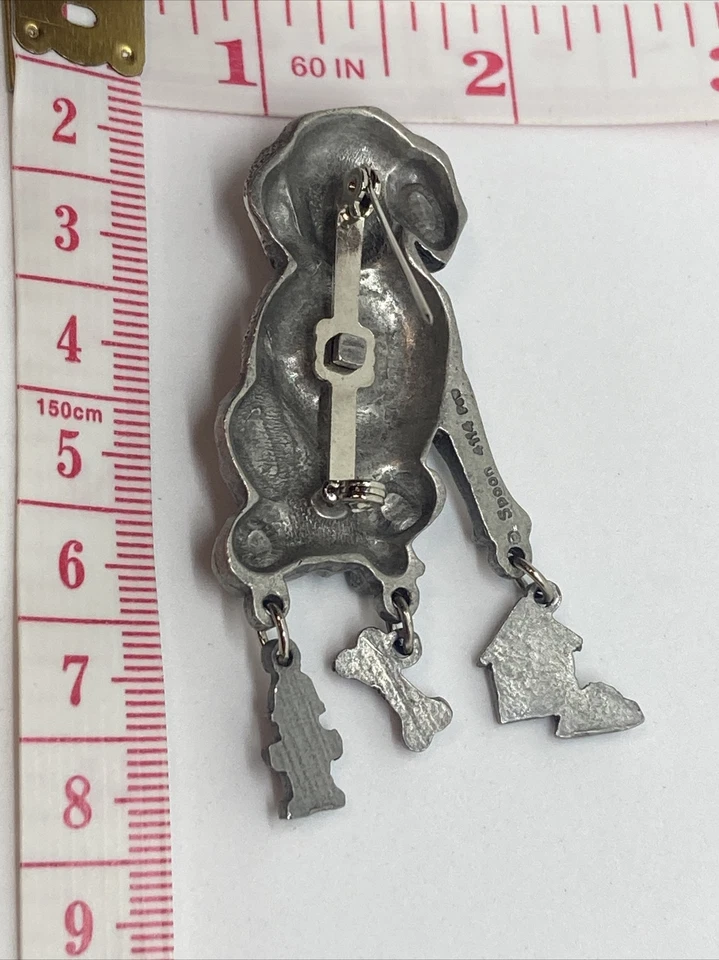 Broche vintage Spoontiques estanho assinado broche casinha de cachorro osso hidrante prata - Imagem 4 de 4
