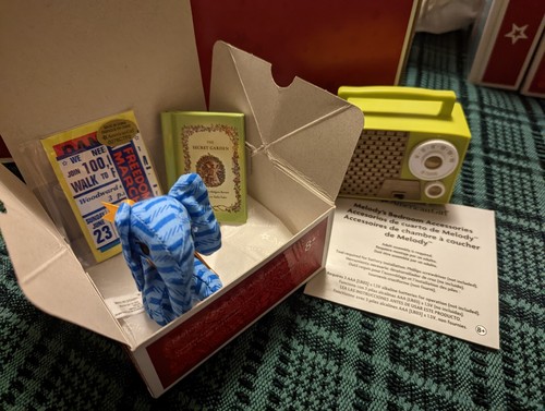NIB American Girl Doll Melody Bedroom Accessories NEW!! Elephant Radio Book  - Imagen 1 de 6