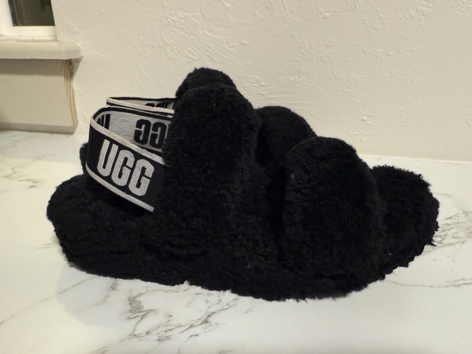 APL UGG Oh Yeah Fluffy sandalo nero slide giovane taglia 5 soffice