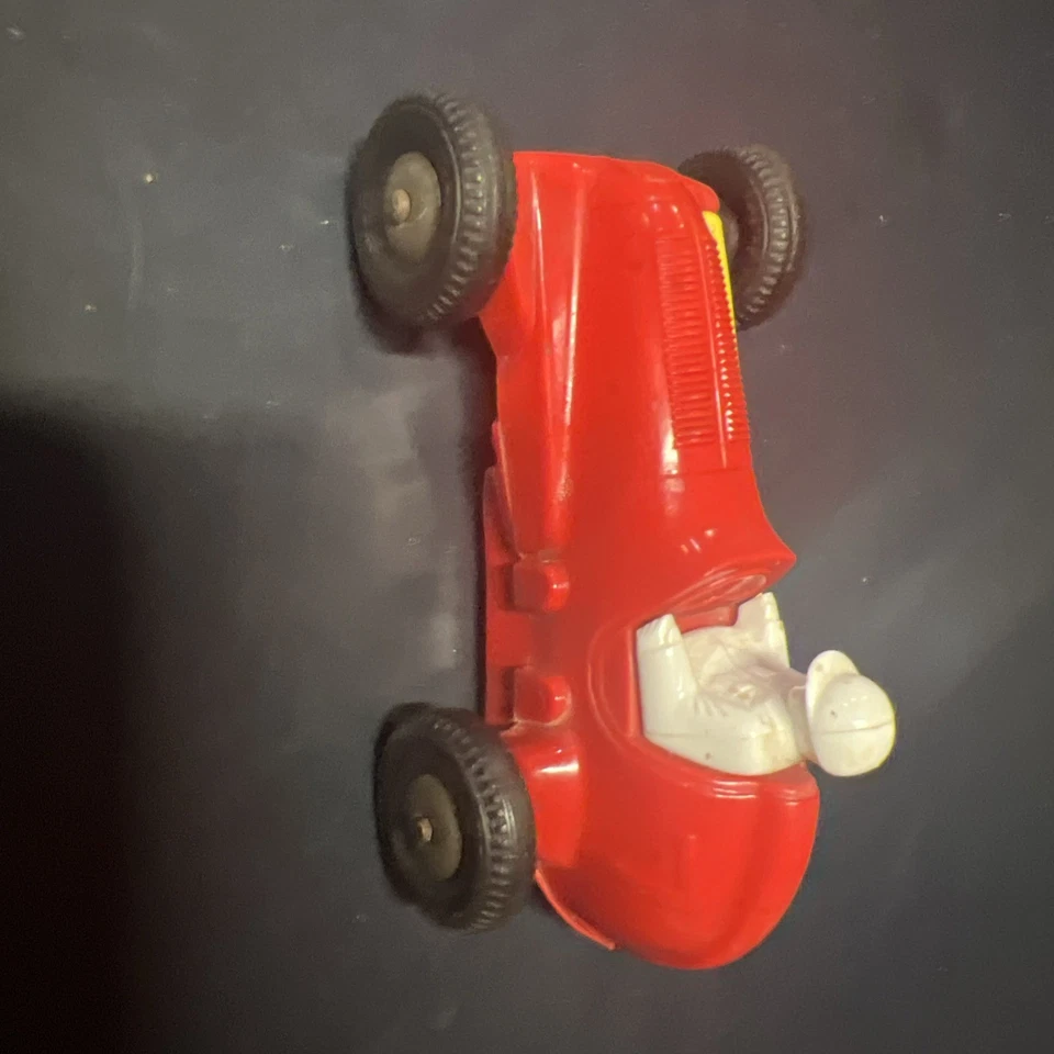 Coche de carreras Marx Wind Up sin llave rojo con conductor blanco y escape amarillo Foto 2 de 4