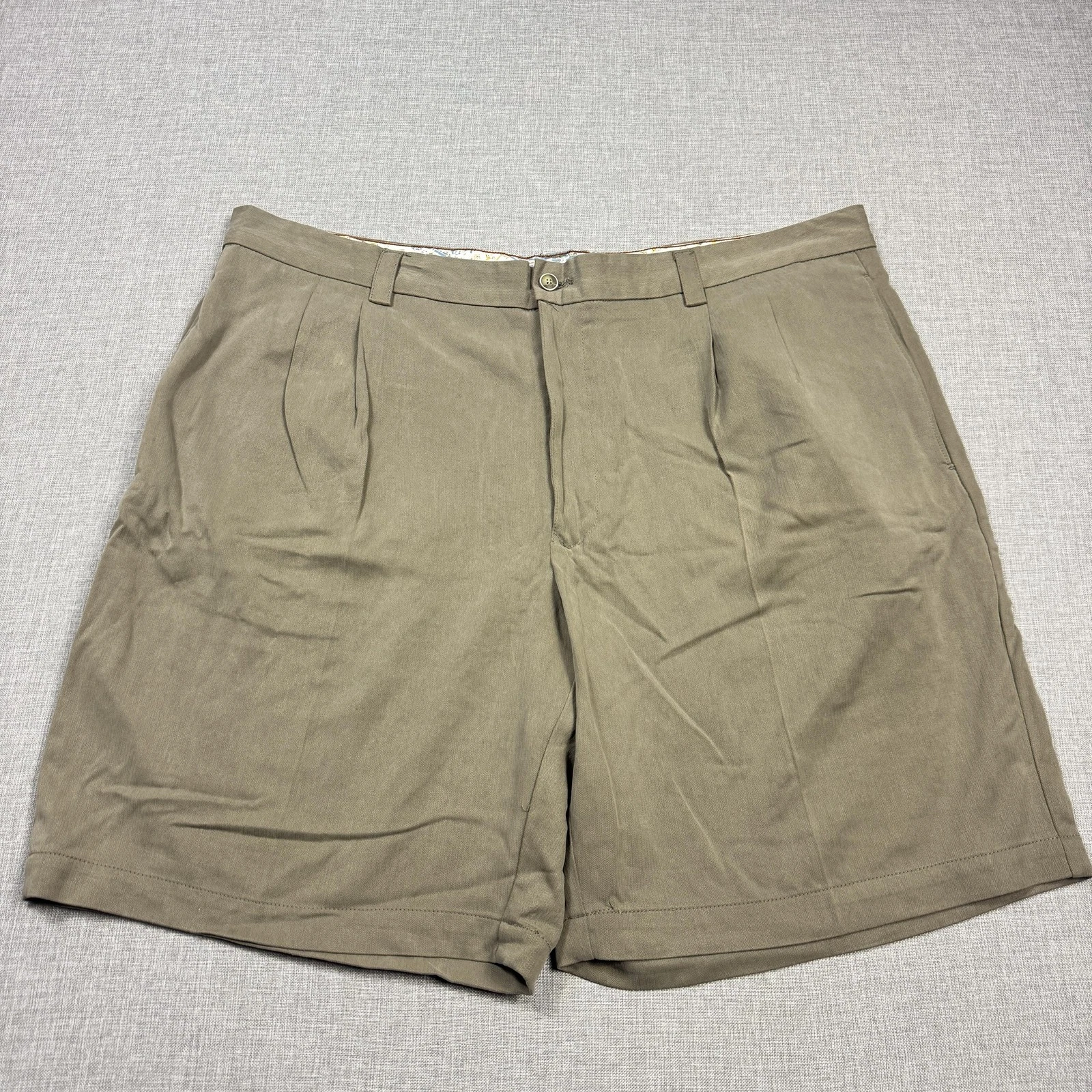 Tommy Bahama Chino Shorts Mens 40 Beige Silk Satin Pleated Classic 8" Inseam