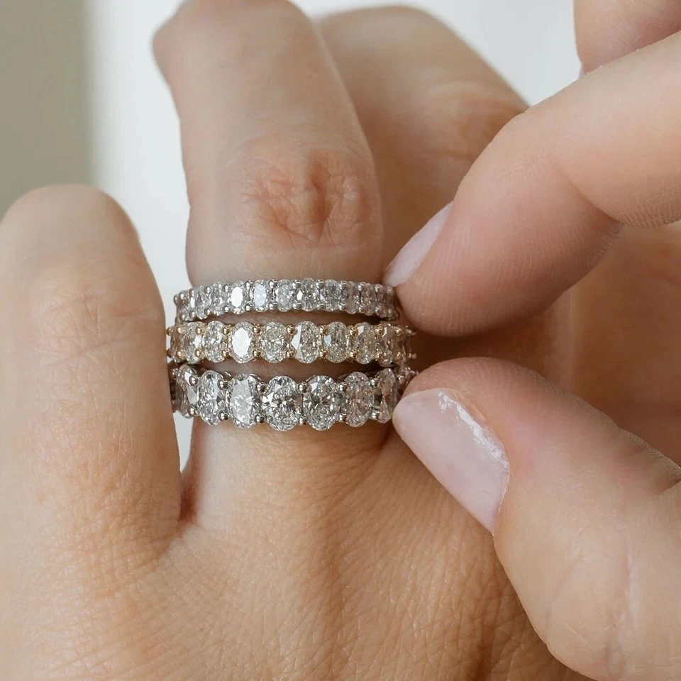 Alianza de boda de media eternidad de moissanita de corte ovalado, joyería nupcial, banda apilable Foto 2 de 4