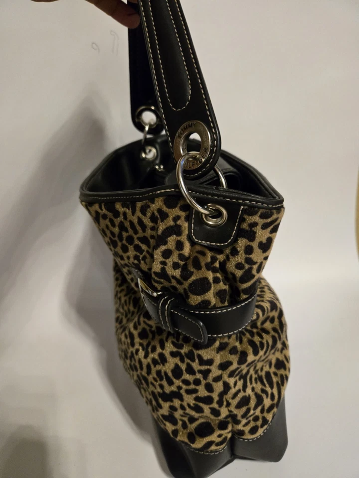 Tommy Hilfiger. Cartera en cuero vegano negro e imitación. Estampado de animales de piel Foto 2 de 4