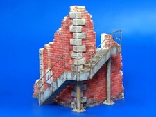 Plus Model 1/35 Factory Corner Section with S...