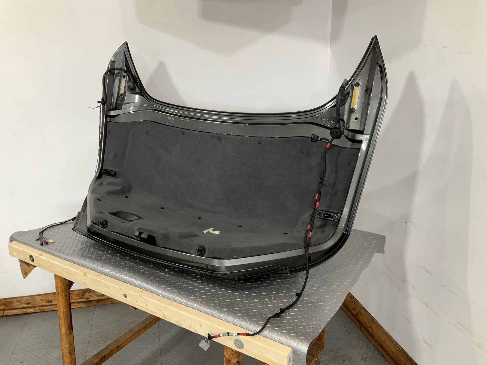 08-14 Ferrari California Rear Trunk W/3rd Brake Light (Grigio Silverstone 740)