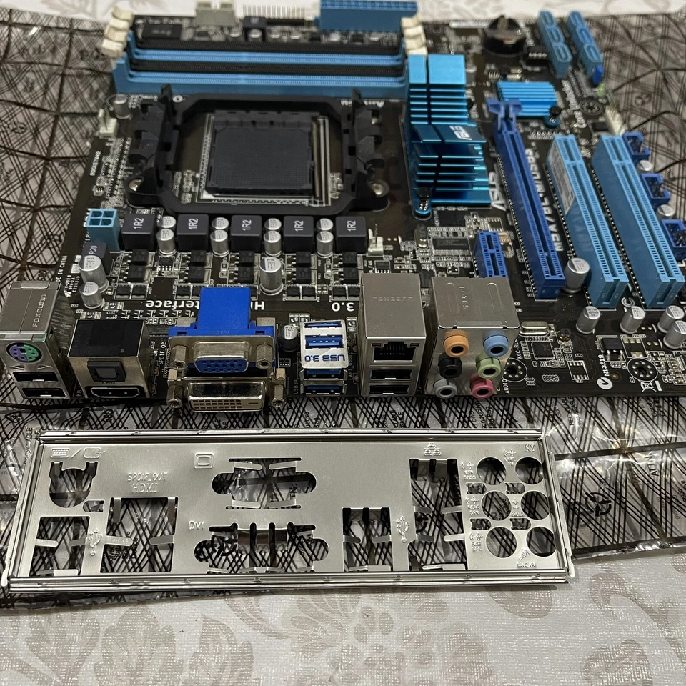 ASUS M5A78L-M/USB3 AMD Socket AM3+ DDR3 Micro ATX Optical 6 Pt Audio Motherboard - Image 3 of 4