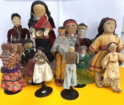 13 ALTE VINTAGE NAVAJO HOPI ETC PUPPEN INDIANER HANDGEFERTIGT MIT STÄNDERN
