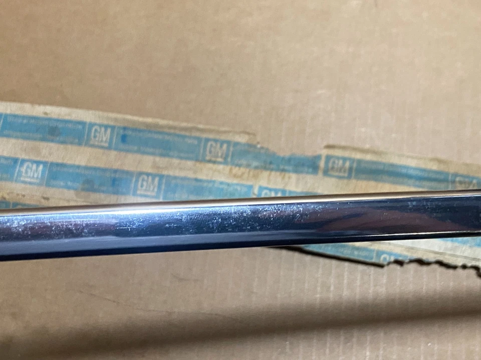 Camioneta Chevy C10 1962-1966 lado izquierdo del conductor moldura de puerta inferior -- Nuevo de Lote Antiguo Foto 4 de 4