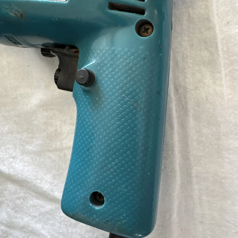 Makita 6404 3/8" Elec. Taladro de marcha/inversión variable con cable y caja metálica Foto 3 de 4