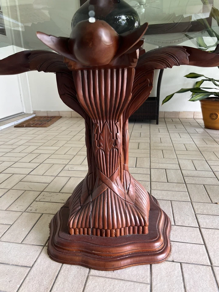 Mesa de comedor de madera maciza de caoba tallada a mano con tapa de vidrio biselado. "D48"" X H30""" Foto 3 de 4