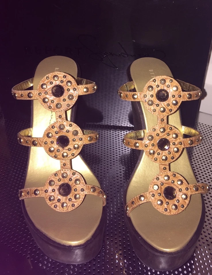 NUEVO EN CAJA $240 Sandalias de cuña de madera con tachuelas de estrás brillantes firma Informe con tiras Foto 3 de 4