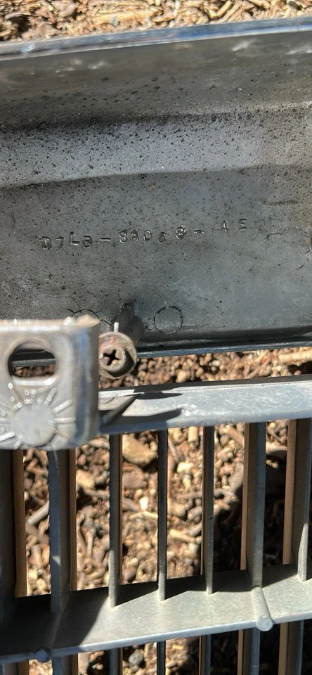 Lincoln Continental Mark V 1977a-1979 radiador parrilla cromada D7LB-8A068-AE fabricante original Foto 3 de 4