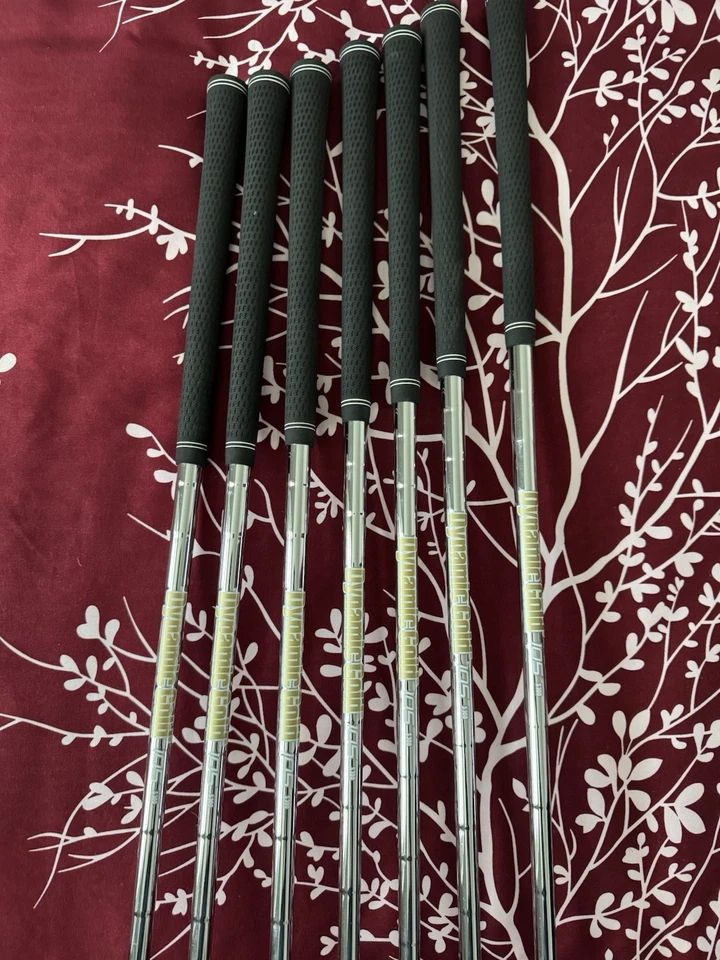 Ping G425 Black Dot Iron Set 5-PW, UW Stiff Dynamic Gold 105 S300 Excellent - Image 3 of 4