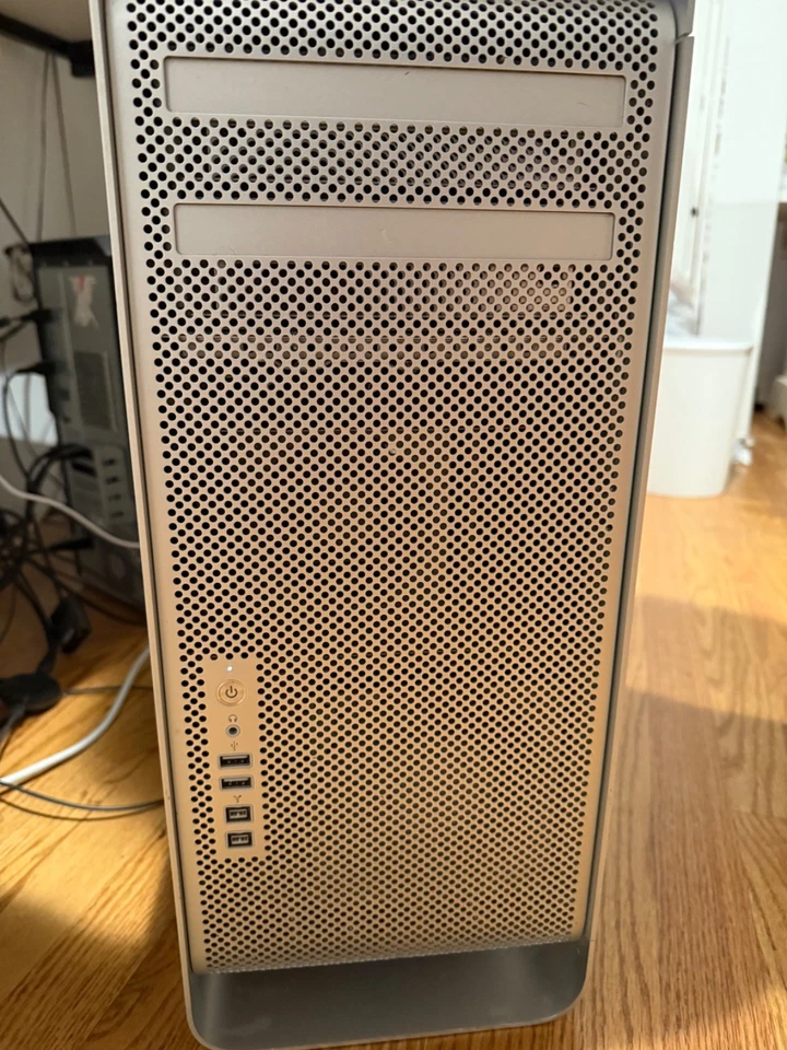 Computadora de escritorio Apple Mac Pro (disco duro de 2 TB, Intel Xeon X5650, 2,66 GHz, 16 GB RAM) - plateada - Foto 4 de 4