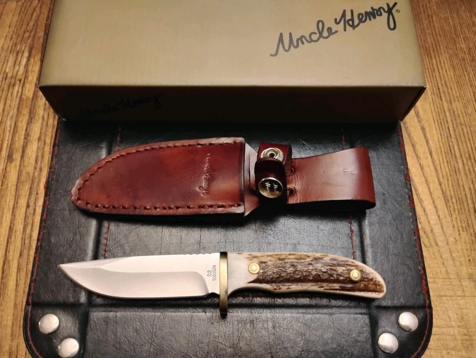 Uncle Henry Stag Hunter cabo de osso de veado real 3,75" D2 lâmina e bainha de couro - Imagem 2 de 2