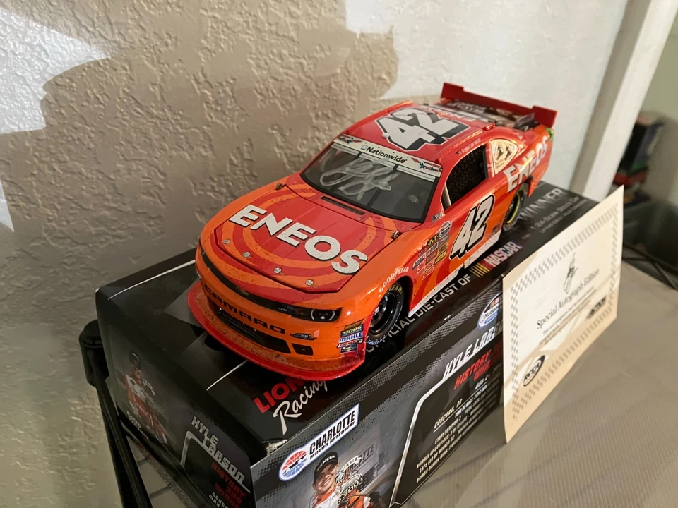 2014 #42 Kyle Larson 1:24 Autografiado Eneos History 300 Win Foto 2 de 2
