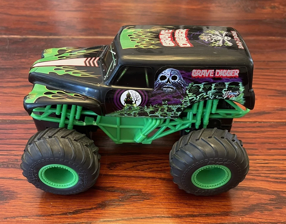 GraveDigger MonsterTruck 66803RX SpinMaster BKT Tires NO REMOTE/NO BATTERY COVER - Image 2 of 4