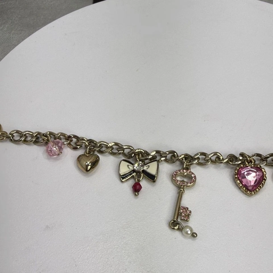 (Z4) Pulsera Betsey Johnson vintage, Y2K Charm, con 8 dijes diferentes, talla 7,5 Foto 4 de 4