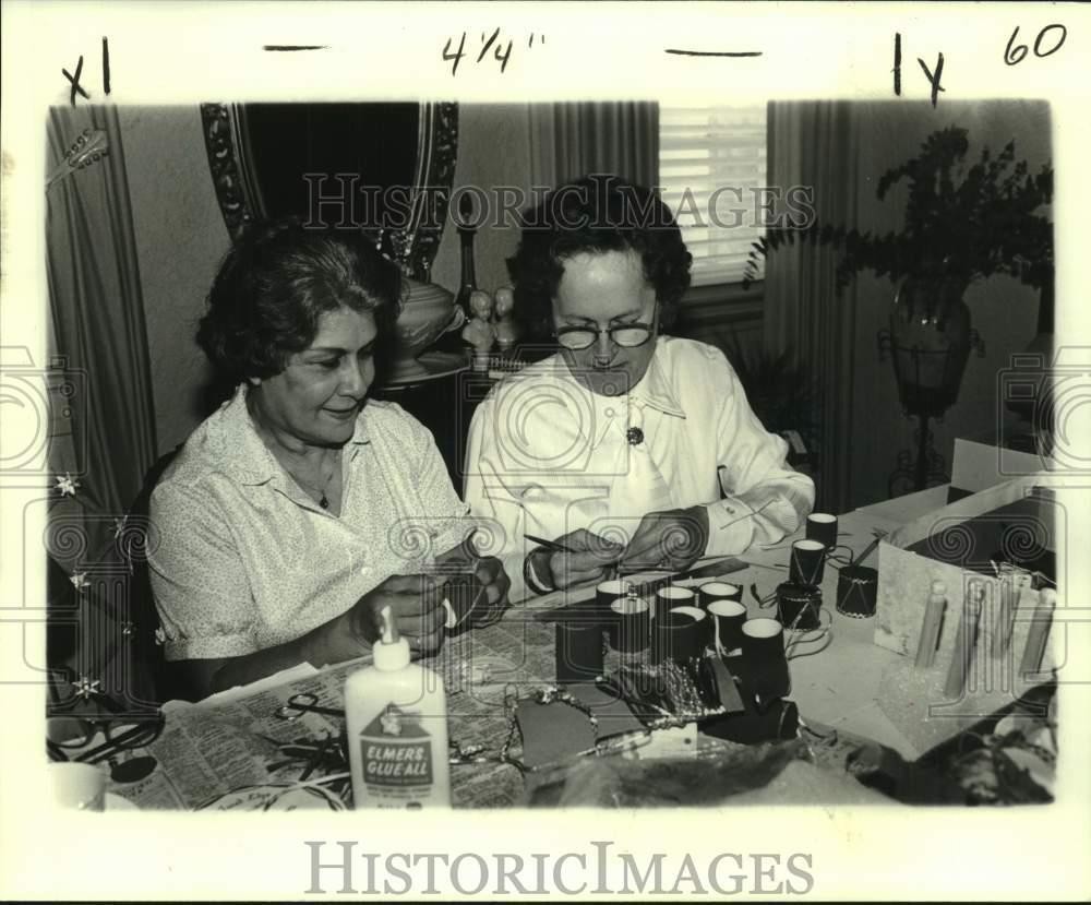 1978 Press Photo Mary Hebert and Edith Cashen crafting tree ornaments for fundraising