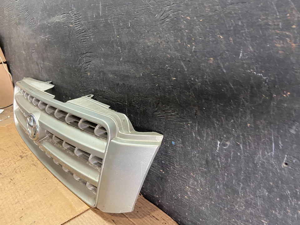 2001 to 2003 Toyota Highlander Front Upper Grille Grill With Emblem OEM Q9955 DG - Image 2 of 4