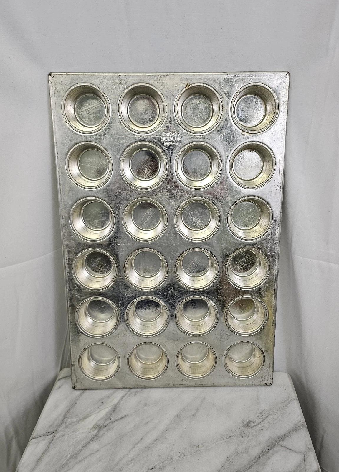 Vtg Chicago Metallic 524D Jumbo Muffin Pan, 24 Molds Commercial Grade
Opens in a new window or tab