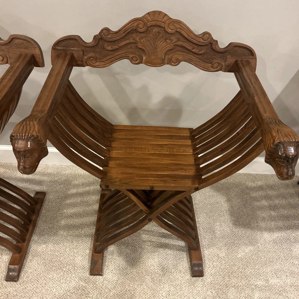 Sillas plegables vintage italianas renacentistas talladas cabezas de león - dos Foto 3 de 4