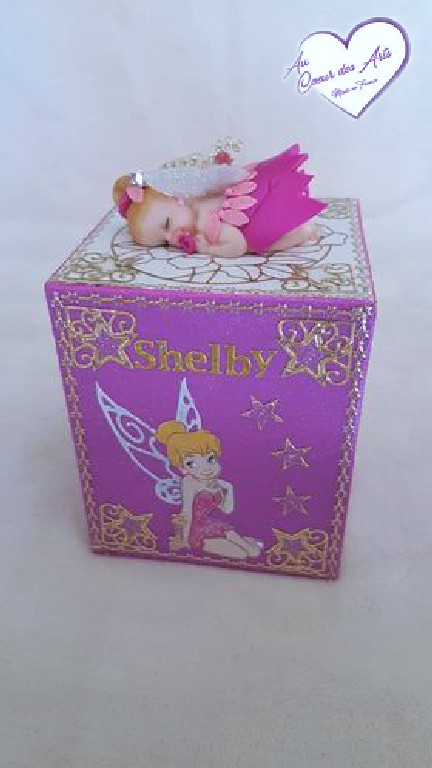 Tirelire artisanale bébé fille Fimo : design clochette fuchsia et rose
