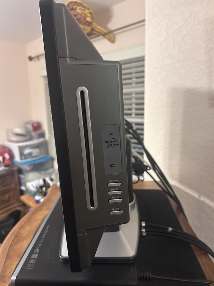 Magnavox 17MD255V 17" 720p HD LCD Television - Image 2 of 3