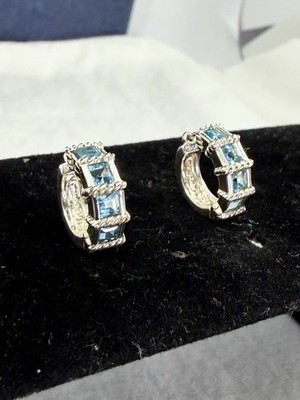 JUDITH RIPKA Sterling Silber Blautopas Huggie 1/2'' Creolen