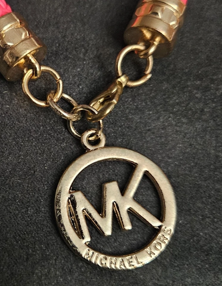 MICHAEL KORS Pulsera de cuero trenzado rosa 7 pulgadas con encanto de logo firmado Foto 3 de 4
