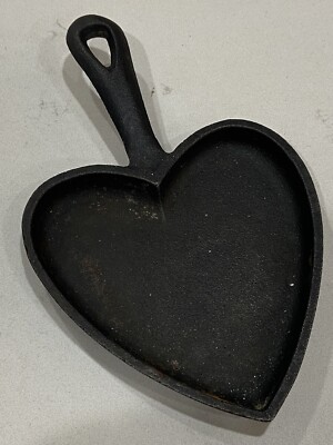 Heart Shaped Cast Iron Skillet small Rustic Farmhouse Decor 8-3/4“ long 