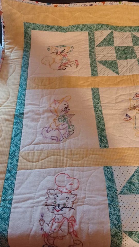 Edredón de bebé bordado vintage colgante de pared 38" X 36" cosido a mano gatos Foto 3 de 4