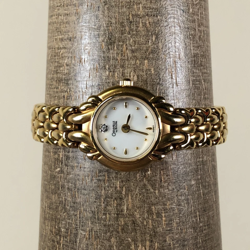 Reloj de cuarzo Caravelle by Bulova para mujer 44P07 con detalles de diamantes tono dorado 5 3/4" Foto 2 de 4