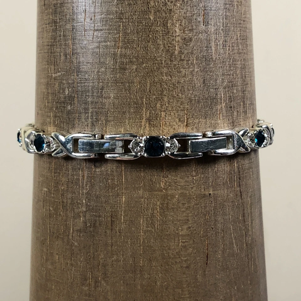 Relógio Avon Feminino F30136-1/P Vestido Oval Pulseira de Pedras Preciosas Azul Quartzo 19mm 7 1/4" - Imagem 4 de 4