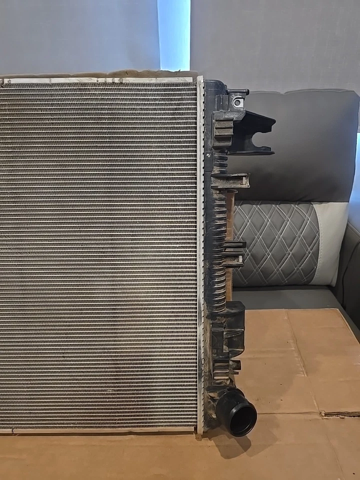 Dodge Ram 2500 3500 2019-2023 conjunto de radiador OEM 68322487AC Foto 4 de 4