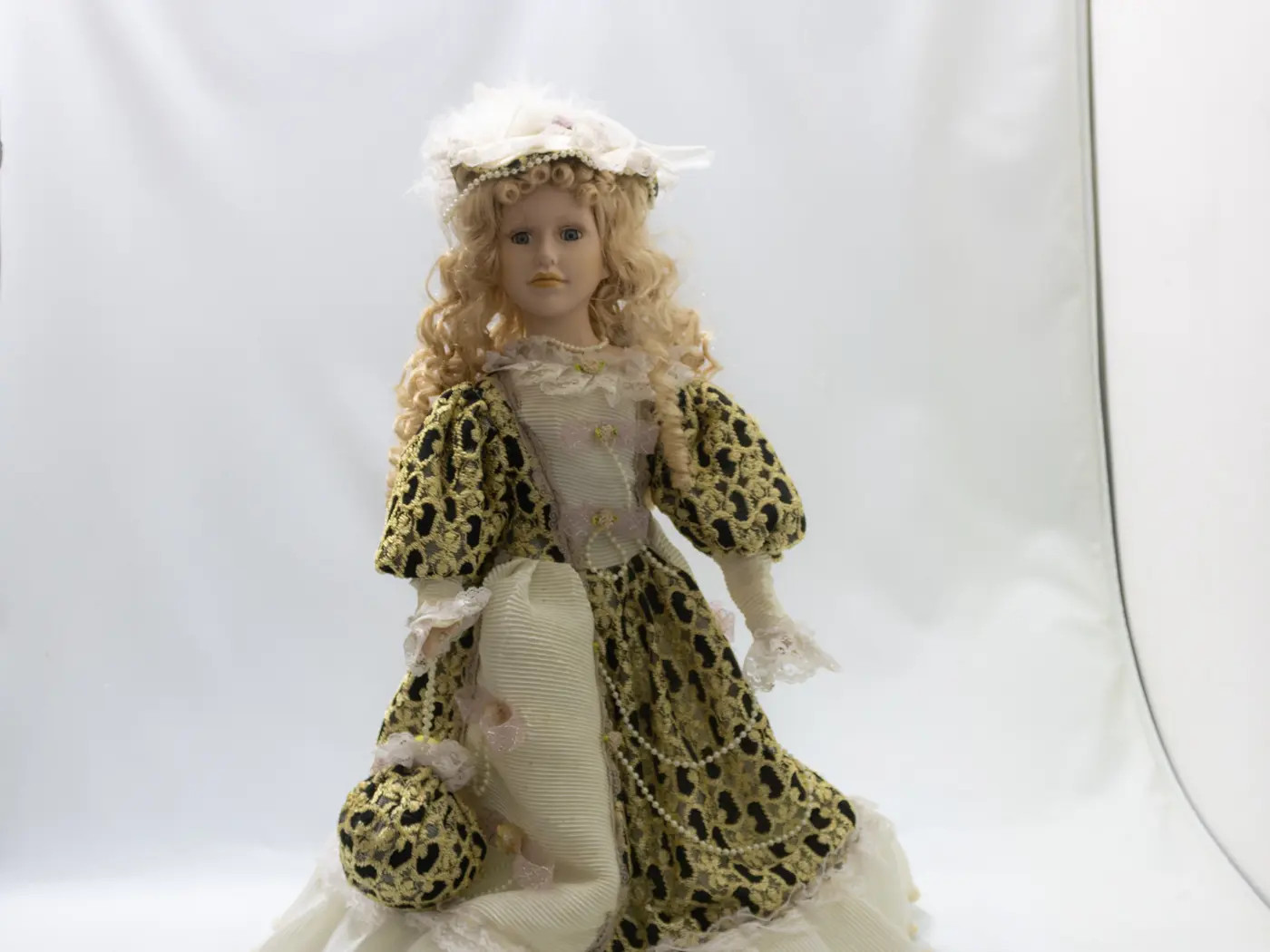 Poupée porcelaine blonde de collection : retrouvez les souvenirs d'enfance vintage