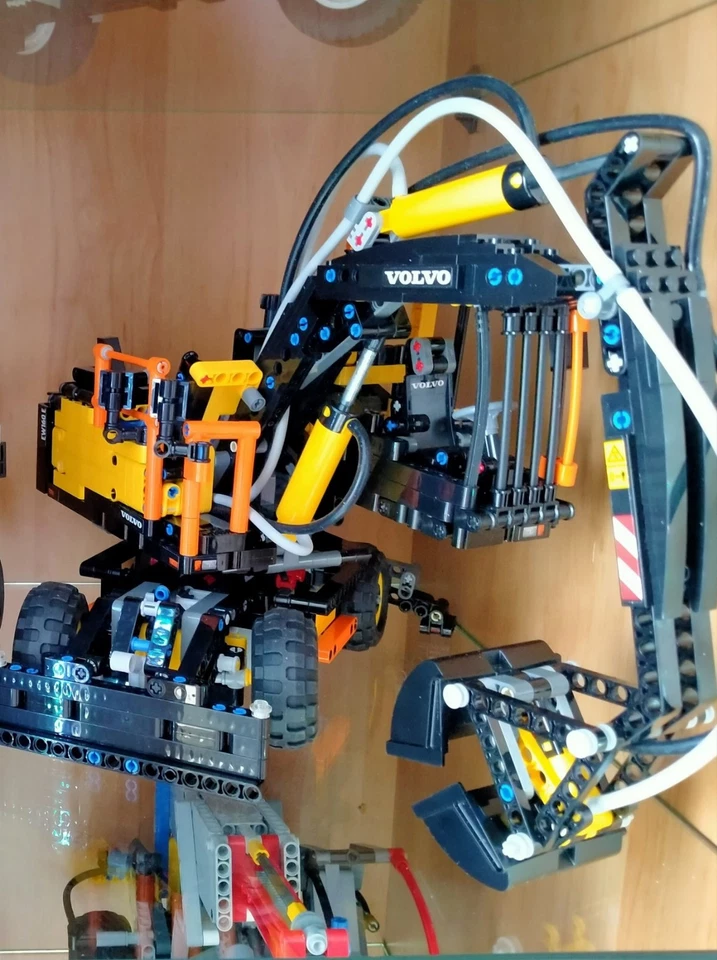 LEGO Technic 42053 Volvo EW160E, photo 3 sur 3
