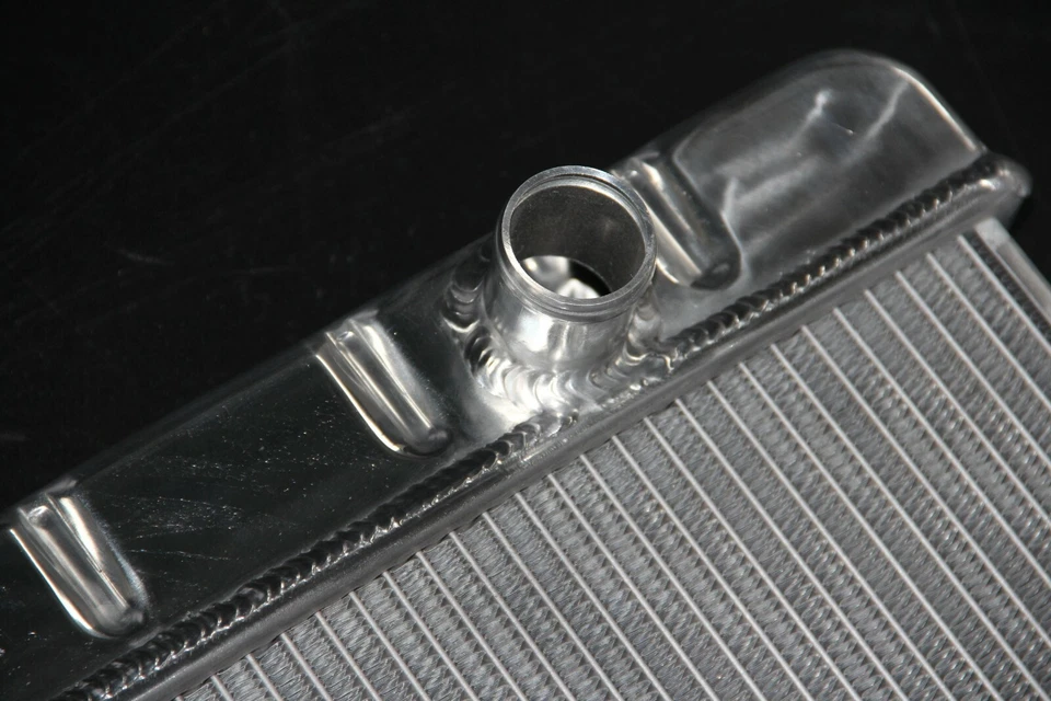 KKS583 3 Row Aluminum Radiator Fit 1972-85 Jeep CJ5 CJ6 CJ7 Scrambler 3.8L 5.0L - Image 3 of 4