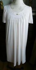 VINTAGE CLASSIC DELICATE PINK w/APPLIQUE ROSEBUD VANITY FAIR NYLON NIGHTGOWN S