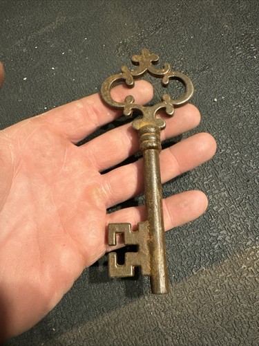 Victorian Key Cathedral Door Iron Skeleton Patina Collector Paperweight METAL - Picture 12 of 23