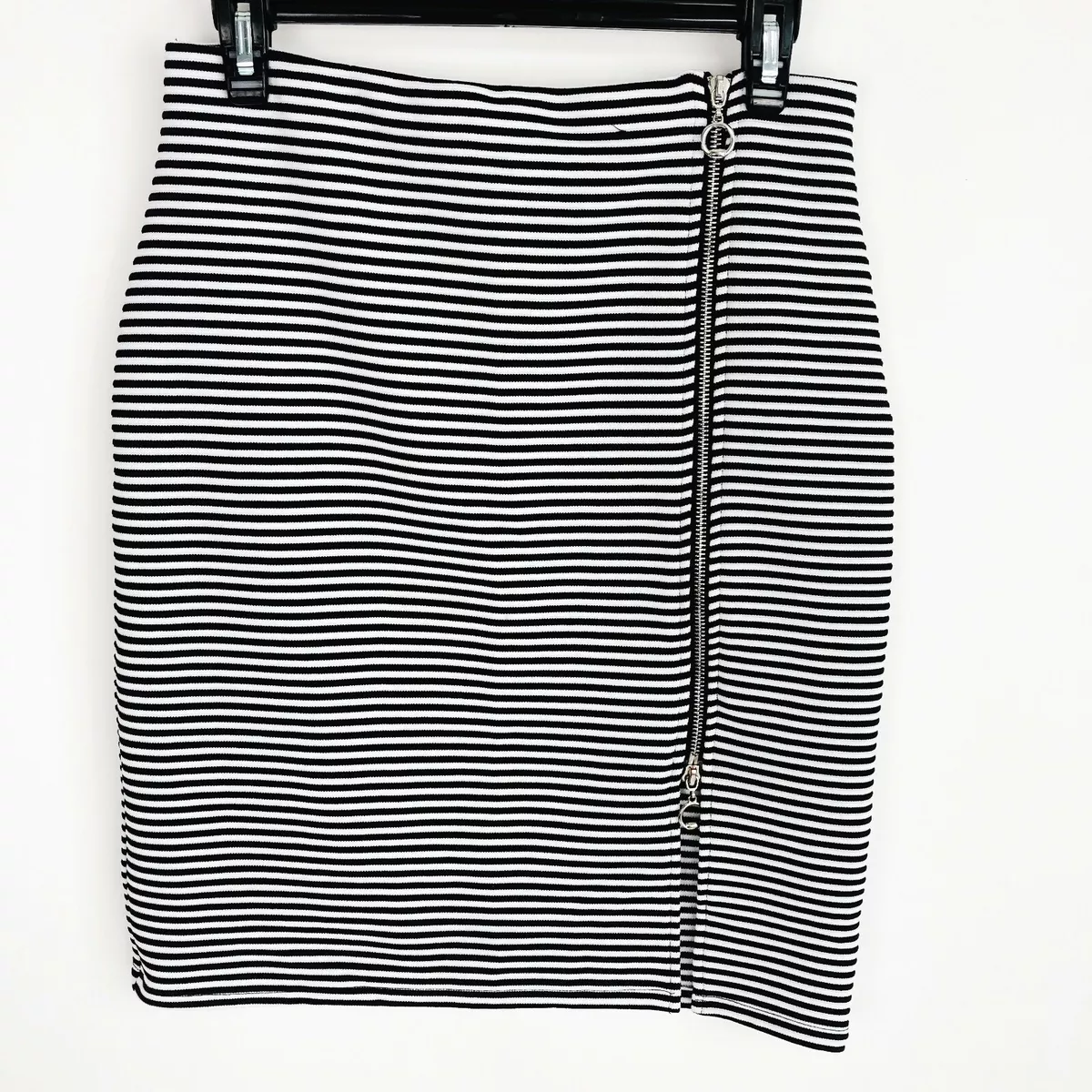 Striped skirt with shop zipper