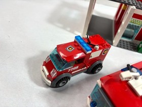LEGO City LOT : Partial Fire Station 7208  + garage from 60110