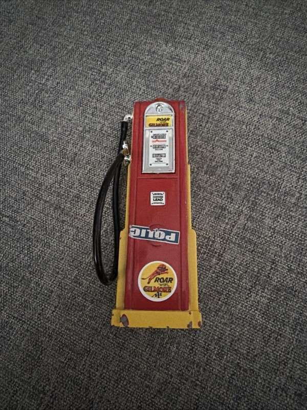 1/18 Road Signature Roar With Gilmore Digital Gas Pump Replica