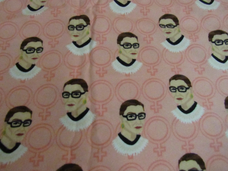 2 jardas Ruth Bader Ginsburg tecido super aconchegante Joann flanela - Imagem 2 de 4