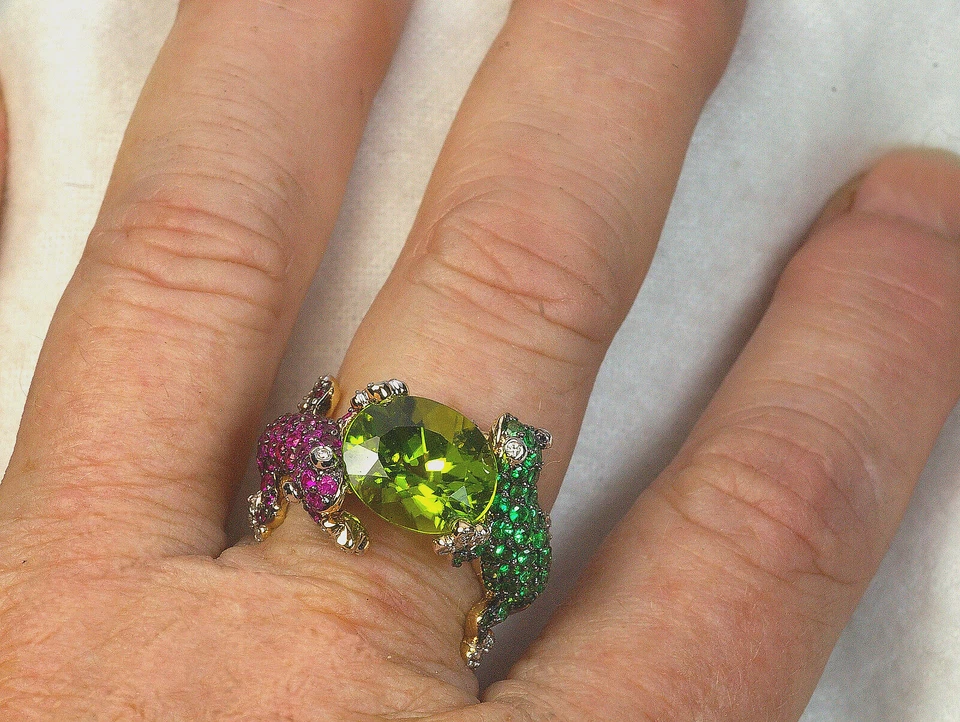 14k, ANILLO GECKO, PERIDOTO, ANIMAL, VERDE RUBÍ, DIAMANTE TSAVORITA, ORO AMARILLO Foto 2 de 4